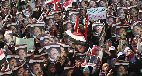 Människor som söder president Mursi demonstrerar 
för att han ska släppas fri. Foto: Nasser Shiyoukhi/Scanpix
